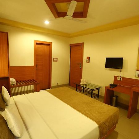 Hotel Paradise Indore Buitenkant foto