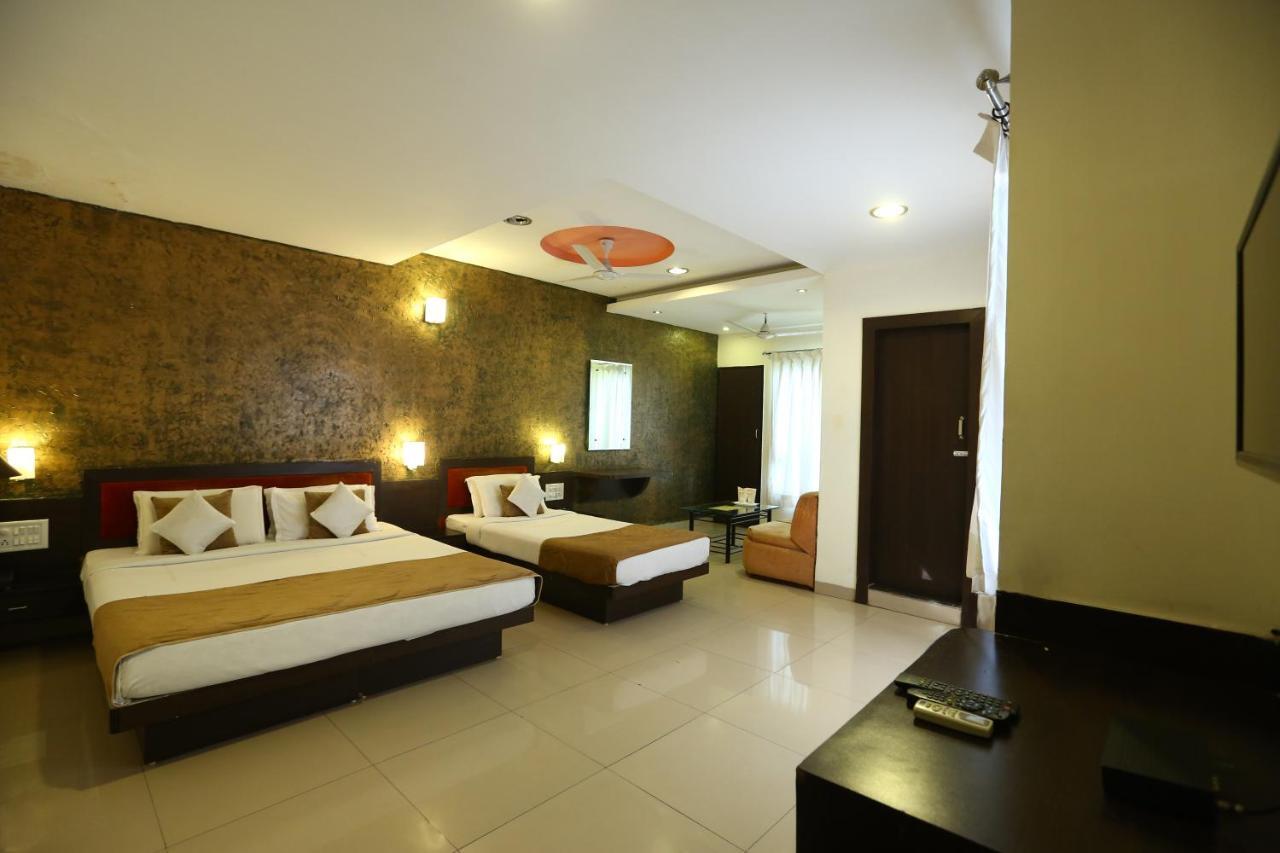 Hotel Paradise Indore Buitenkant foto