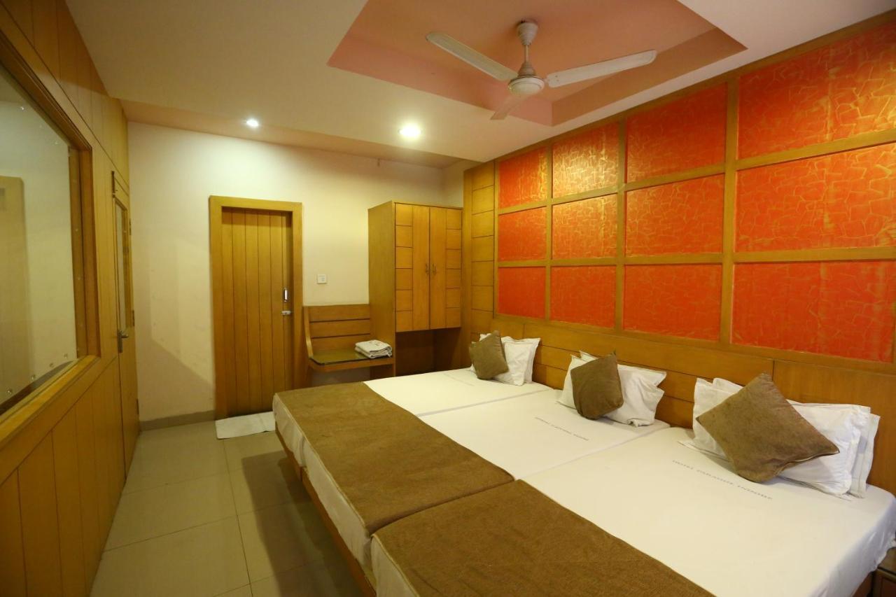 Hotel Paradise Indore Buitenkant foto