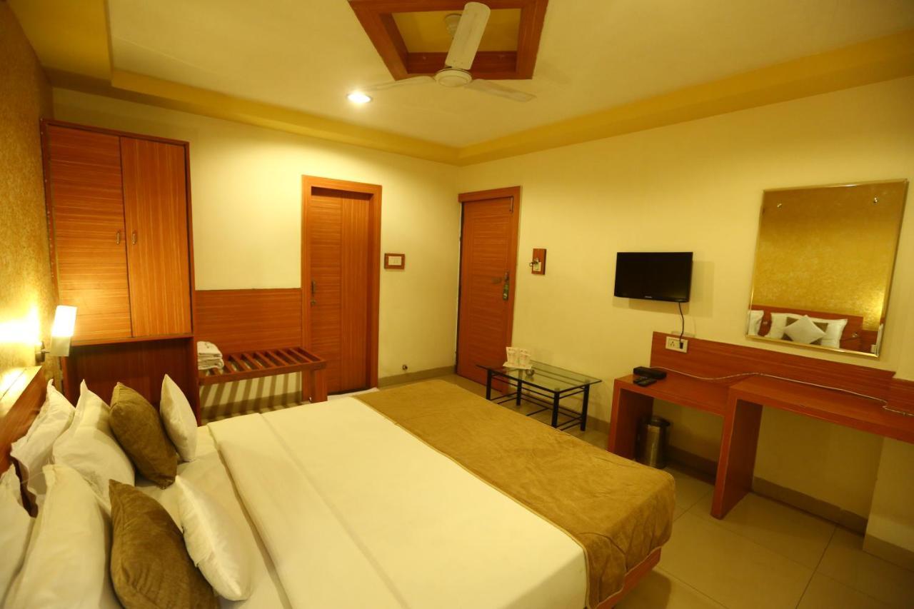 Hotel Paradise Indore Buitenkant foto