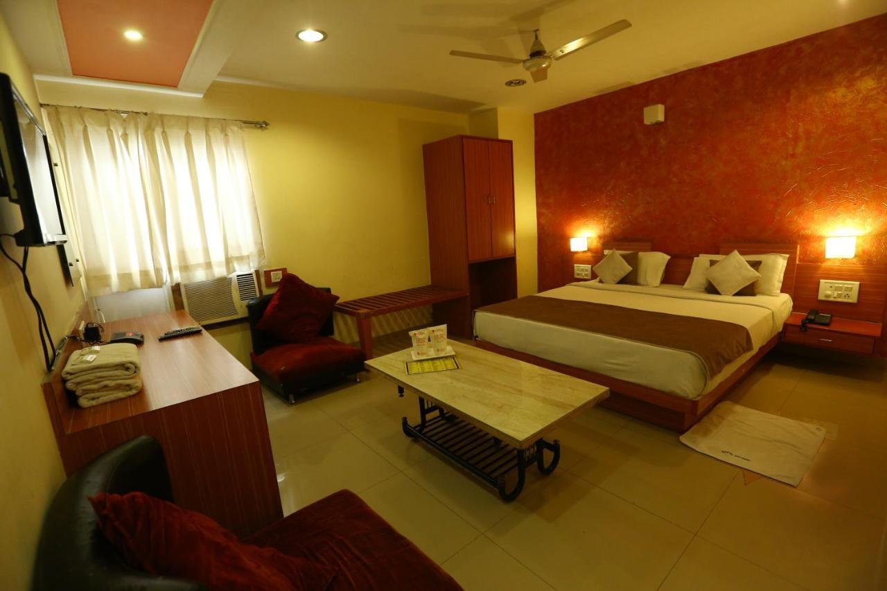 Hotel Paradise Indore Buitenkant foto
